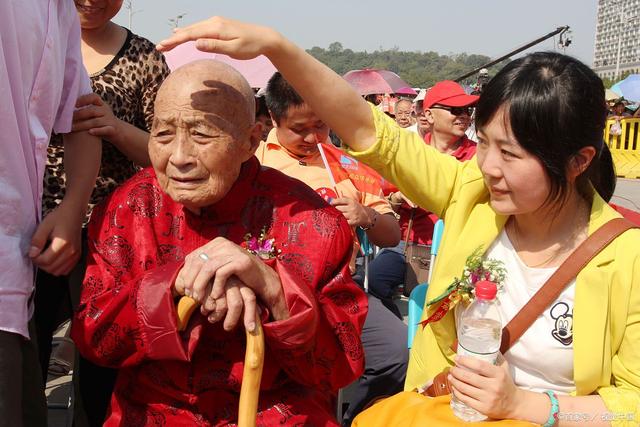 成都養老觀察:責任與義務,未來養老院能否代替子女盡孝?(圖3) 成都養老觀察:責任與義務,未來養老院能否代替子女盡孝?(圖3)