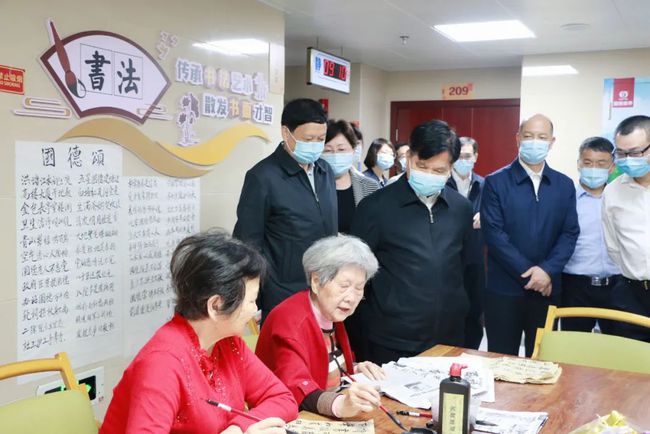 國(guó)家民政部李紀(jì)恒部長(zhǎng)一行蒞臨福州市國(guó)德老年康養(yǎng)中心視察(圖2) 國(guó)家民政部李紀(jì)恒部長(zhǎng)一行蒞臨福州市國(guó)德老年康養(yǎng)中心視察(圖2)