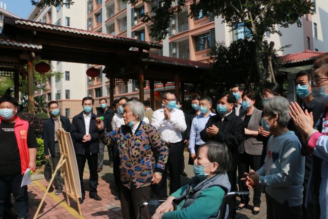 國(guó)家民政部李紀(jì)恒部長(zhǎng)一行蒞臨福州市國(guó)德老年康養(yǎng)中心視察(圖5) 國(guó)家民政部李紀(jì)恒部長(zhǎng)一行蒞臨福州市國(guó)德老年康養(yǎng)中心視察(圖5)