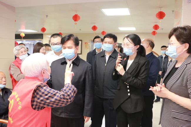 國(guó)家民政部李紀(jì)恒部長(zhǎng)一行蒞臨福州市國(guó)德老年康養(yǎng)中心視察(圖4) 國(guó)家民政部李紀(jì)恒部長(zhǎng)一行蒞臨福州市國(guó)德老年康養(yǎng)中心視察(圖4)