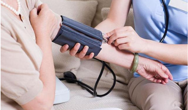 獨(dú)居老人突發(fā)疾病惹擔(dān)憂，捷徑智慧養(yǎng)老系統(tǒng)提供解決方案(圖1)