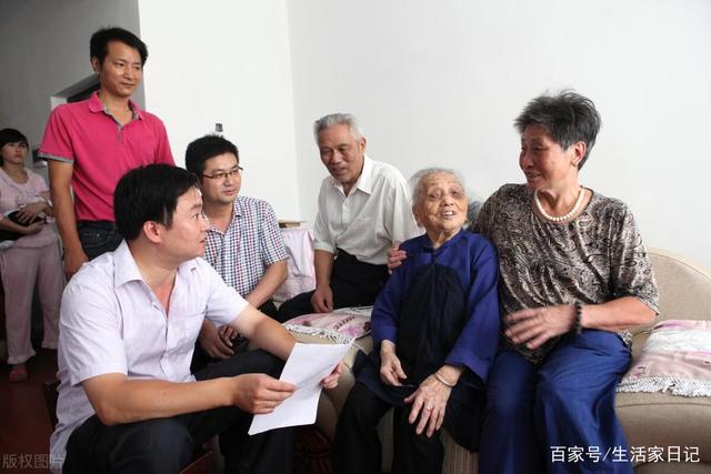 退休老人有福了!70歲老人享受養(yǎng)老金還有高齡補貼,你領取了嗎?(圖3) 退休老人有福了!70歲老人享受養(yǎng)老金還有高齡補貼,你領取了嗎?(圖3)