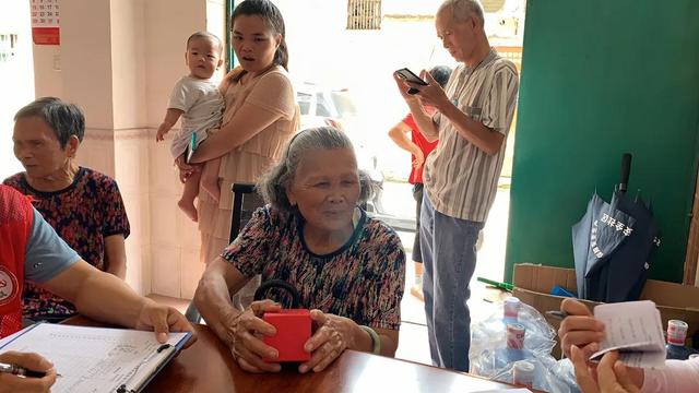 智慧養(yǎng)老·助力幸福 石井社區(qū)配備智能手表(圖2) 智慧養(yǎng)老·助力幸福 石井社區(qū)配備智能手表(圖2)